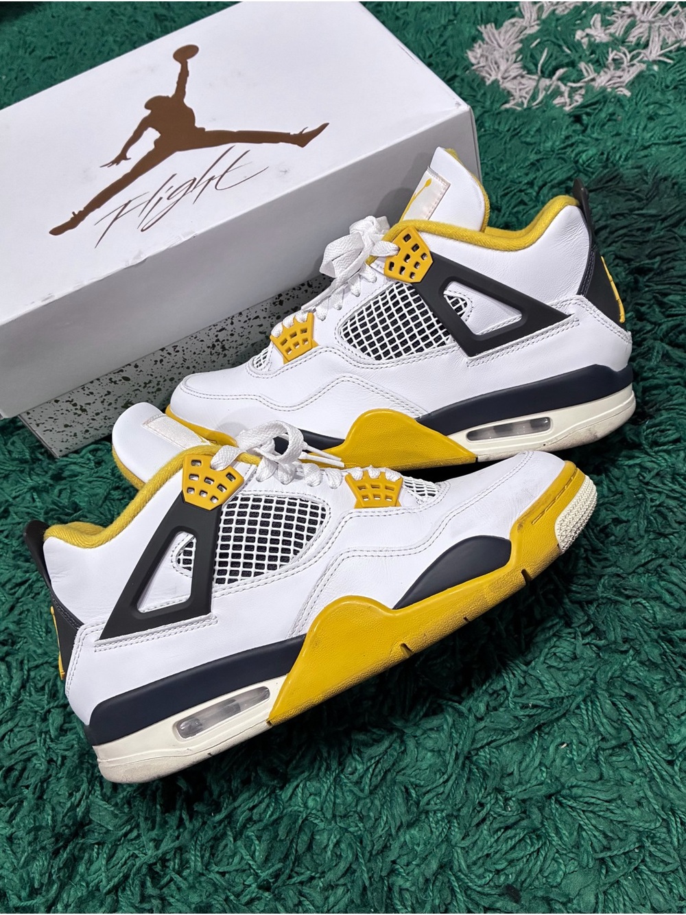 Jordan 4 Retro Vivid Sulfur W Size 9.5W/8M Pre-Owned/Used OG ALL! AMAZING CONDO!
